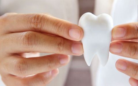 Trồng răng cấm nên dùng loại răng sứ nào phù hợp nhất?