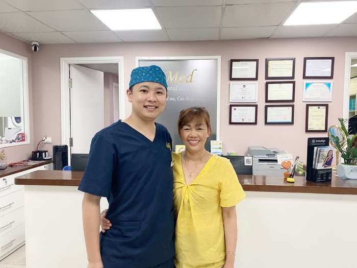 Bác sĩ nhiệt tình tư vấn cho khách hàng khi thăm khám